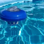 Mit kell tenni a medencébe?