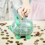1. Mikor érdemes elkezdeni zsebpénzt adni a gyereknek? Általában 6-8 éves kortól ajánlott, amikor a gyerek már érti az alapvető pénzügyi fogalmakat és tud egy kicsit önállóan dönteni. 2. Mekkora összeget adjak a gyereknek zsebpénzként? Ez nagyon függ a család anyagi helyzetétől és a gyerek korától. Érdemes kisebb, szimbolikus összeget kezdetben, amit fokozatosan növelhetsz. 3. Milyen gyakran adjak zsebpénzt? Heti vagy havi rendszerességgel szokás adni, a család életmódjától függően. Fontos, hogy legyen következetesség. 4. Köthetem a zsebpénzt házimunkához? Lehet, de nem feltétlenül kell. Ha kötsz hozzá feladatokat, azt is megtanulja a gyerek, hogy a pénzért dolgozni kell. De a zsebpénz önálló pénzkezelési tanulásra is szolgálhat. 5. Mit tegyek, ha a gyerek gyorsan elkölt mindent? Ez egy természetes része a tanulási folyamatnak. Beszélj vele a pénz értékéről, és segíts neki megtervezni, hogyan ossza be jobban a jövőben. 6. Szabad-e a gyereknek kölcsönt adni vagy engedni neki „adósságot” felhalmozni? Kisgyereknél ezt nem ajánlott, mert még nem rendelkeznek a szükséges pénzügyi felelősséggel és fogalmakkal. 7. Hogyan segíthetek a gyereknek a zsebpénz kezelése során? Beszélgessetek rendszeresen a pénzről, mutass példát a saját pénzkezeléseddel, és bátorítsd a spórolást, de hagyd, hogy saját döntéseket hozzon.